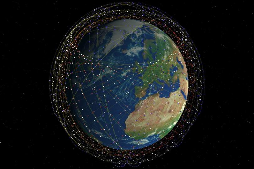 مركز الفلك الدولي يصور قطار الأقمار الصناعية لدى مروره  في سماء الإمارات 